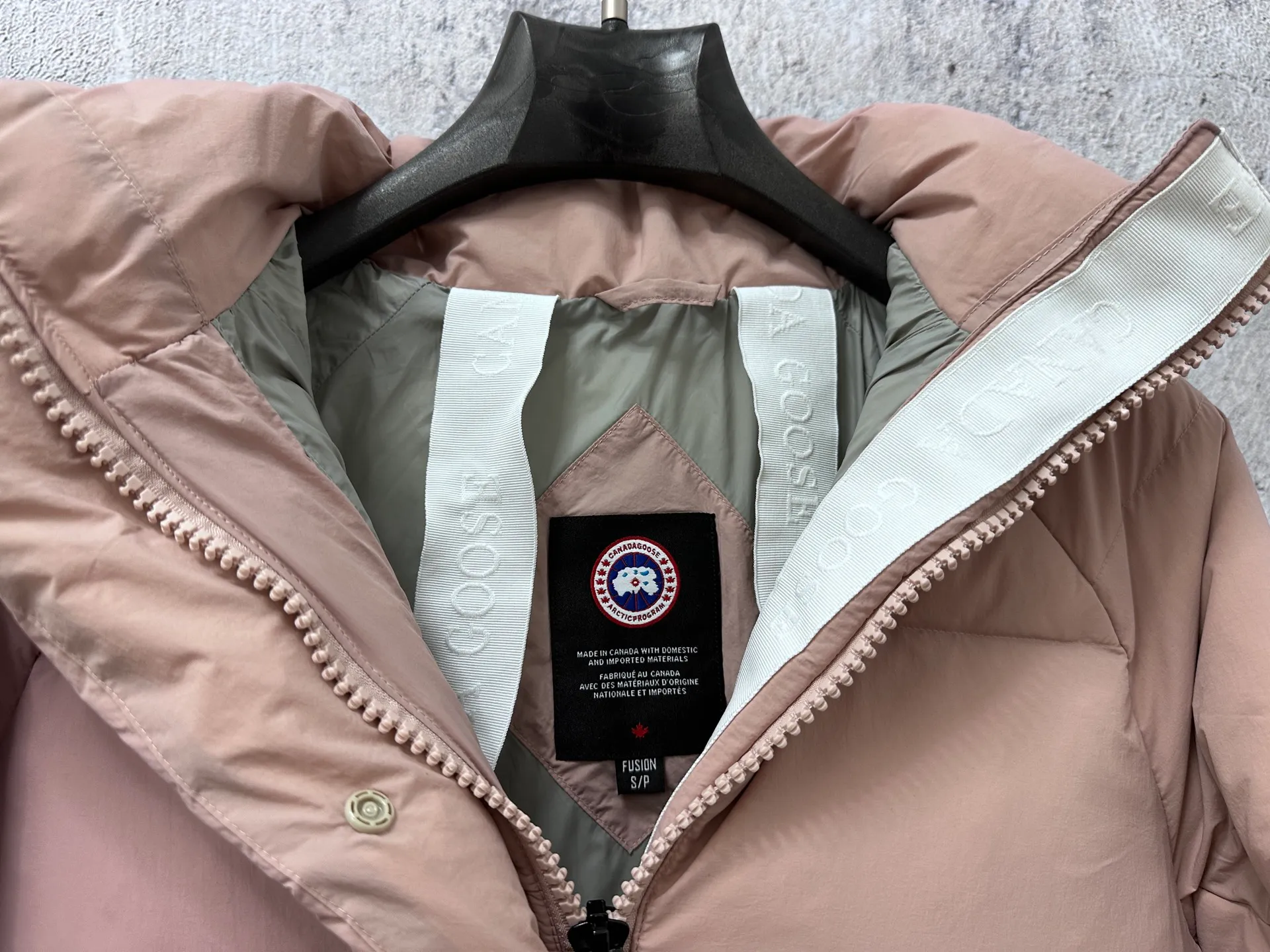 P740 【𝗖𝗔𝗡𝗔𝗗𝗔 𝗚𝗢𝗢𝗦𝗘】Capsule Series Macaron White Label Fabric: Made of soft EnduraLuxe fabric imported from DuPont, CORDURA, USA, which enhances the durability of easy-to-wear parts, is lightweight and durable; the liner is made of 400T anti-velvet gallbladder, which is comfortable, soft and non-velvet. : Equipped with a detachable hood, which can be adjusted in two directions, and is also filled with down, which brings greater softness and wrapping around the head and neck, and is full of warmth. This parka features white trim on the back and sides, and the hardware locks are all original and custom-made to match the muted fabric color. Goose label: The official website’s new series of silicone material labels, non-embroidery labels. Length: Fit hip-length. Size: XS-L